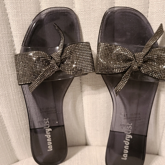 LAUNDRY List - chrome colored sandal with bow - Picture 2 of 3